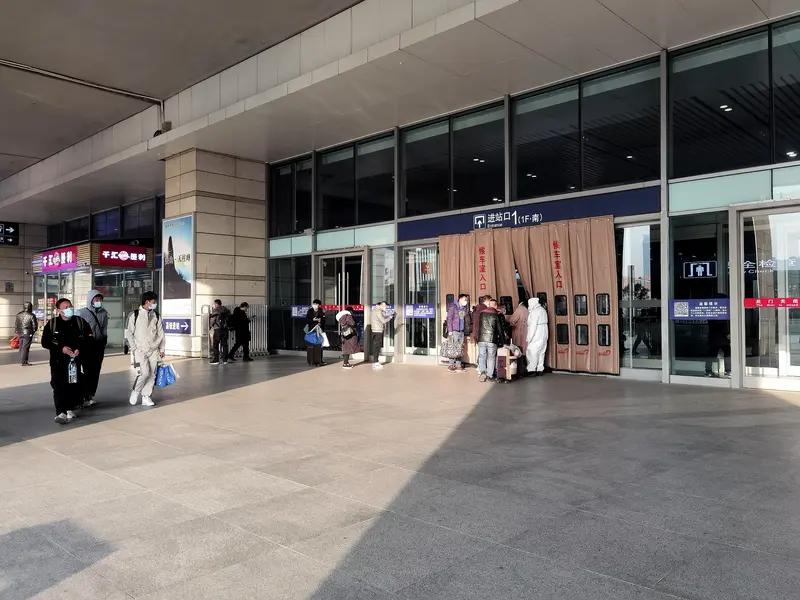 去火车站坐车，发现新增了好多柜子，这到底是干啥的呢？其实啊，这些柜子用途还不少。