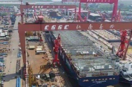 我们的造船业大而不强，虽造船数量位居世界第一，却仅能制造船壳。真正的核心技术——