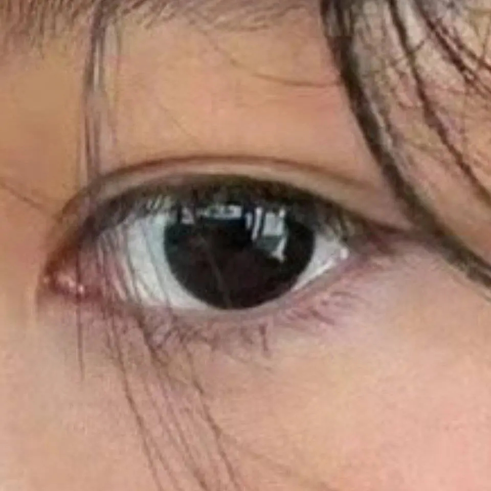 澄清下，热巴只是高度近视，剧里从未戴美瞳，有的人真的天天给热巴虐粉，但凡戴过的都