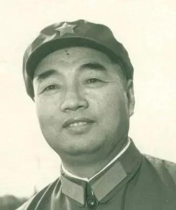 吴石将军为了帮助朱枫逃生，冒着极大风险为她开了一张特别通行证，上面有吴石的亲笔签