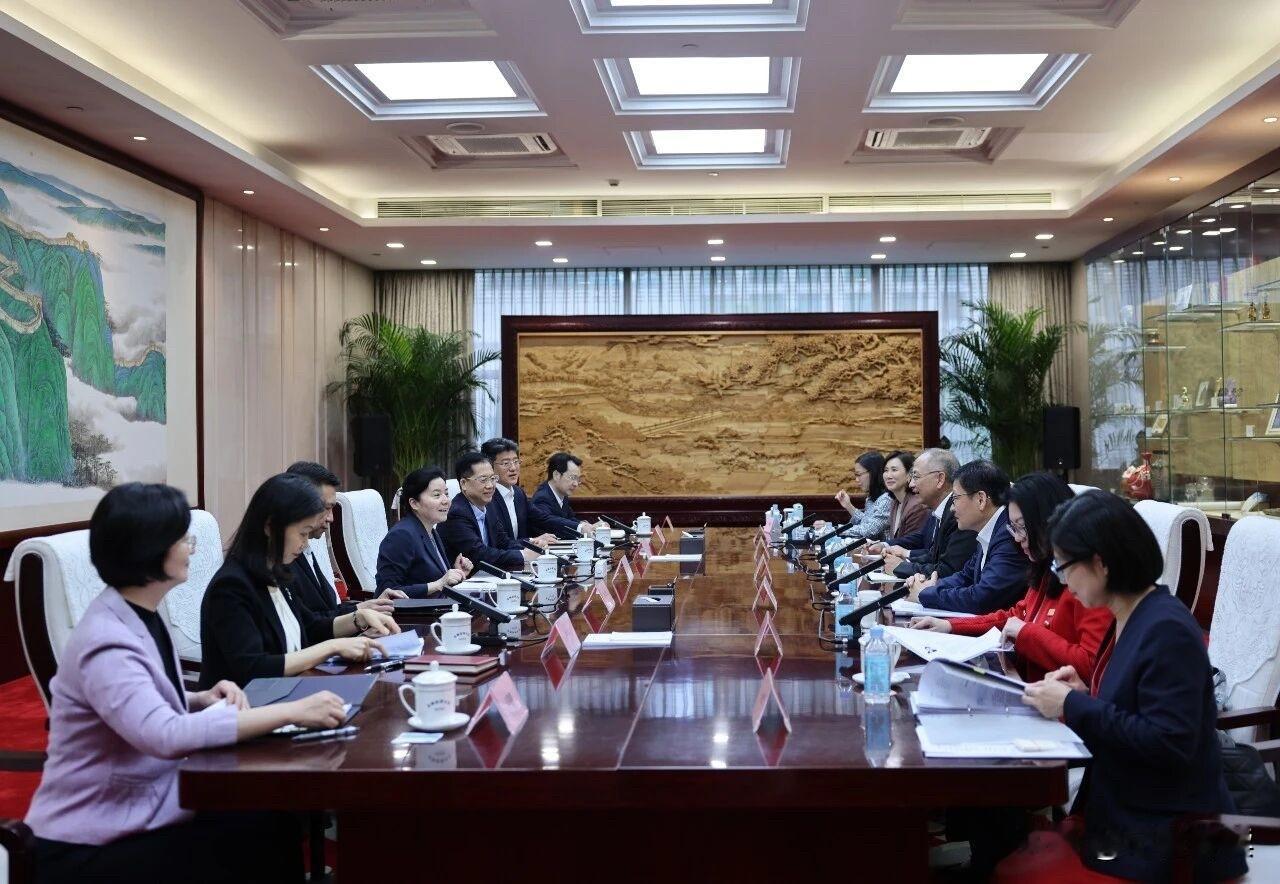 2026年6月9日，国家金融监督管理总局党委书记、局长丁向群会见由香港金管局总裁
