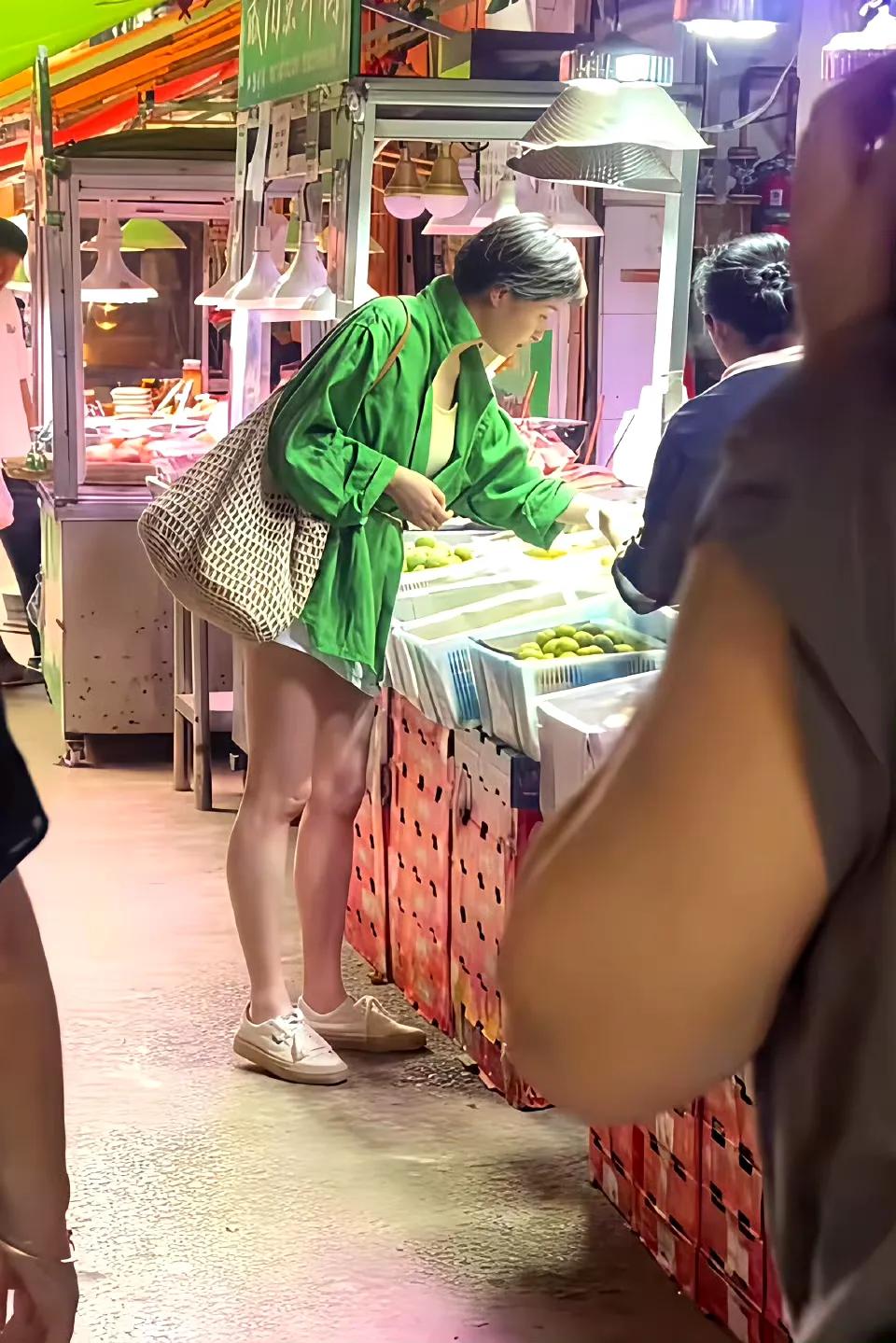 今日，有网友在云南菜市场偶遇吴越，当时她正在一水果摊前挑选水果，买水果时也和我们