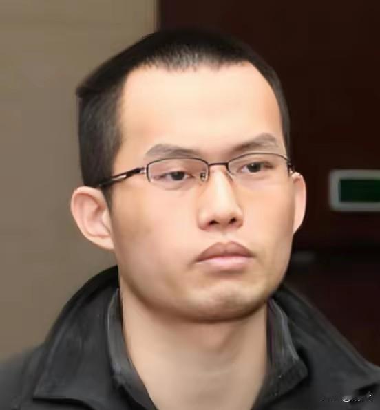 一杯水里的两个人生

2010年8月，林森浩搬进复旦大学枫林校区西20宿舍楼42