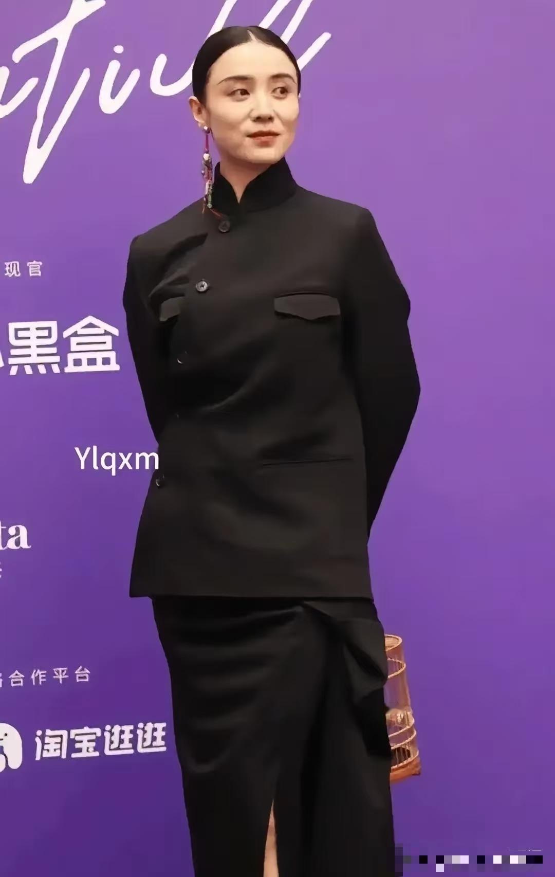 小宋佳的小辫子加提笼架鸟造型，满满的诚意，如果真那么热爱满族文化，那就要恢复传统