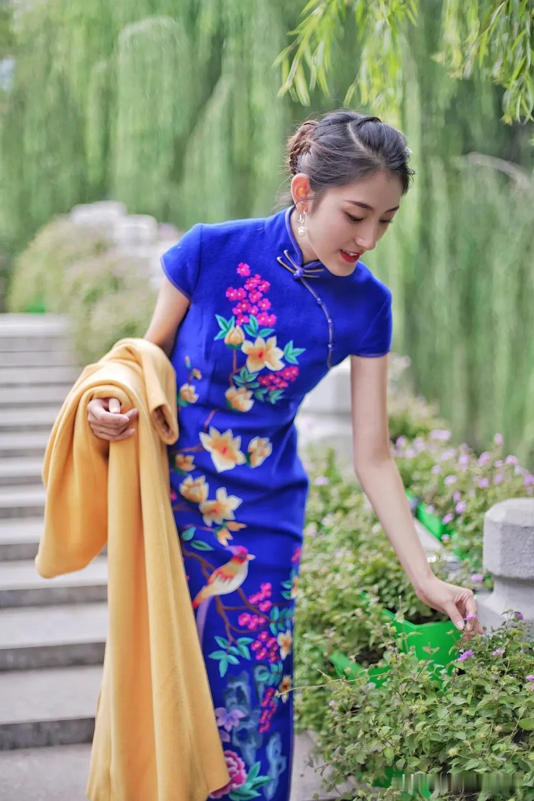 谁说旗袍只挑瘦美人
 
大众固有认知里旗袍向来是纤瘦佳人的专属穿搭。圆润身形普通
