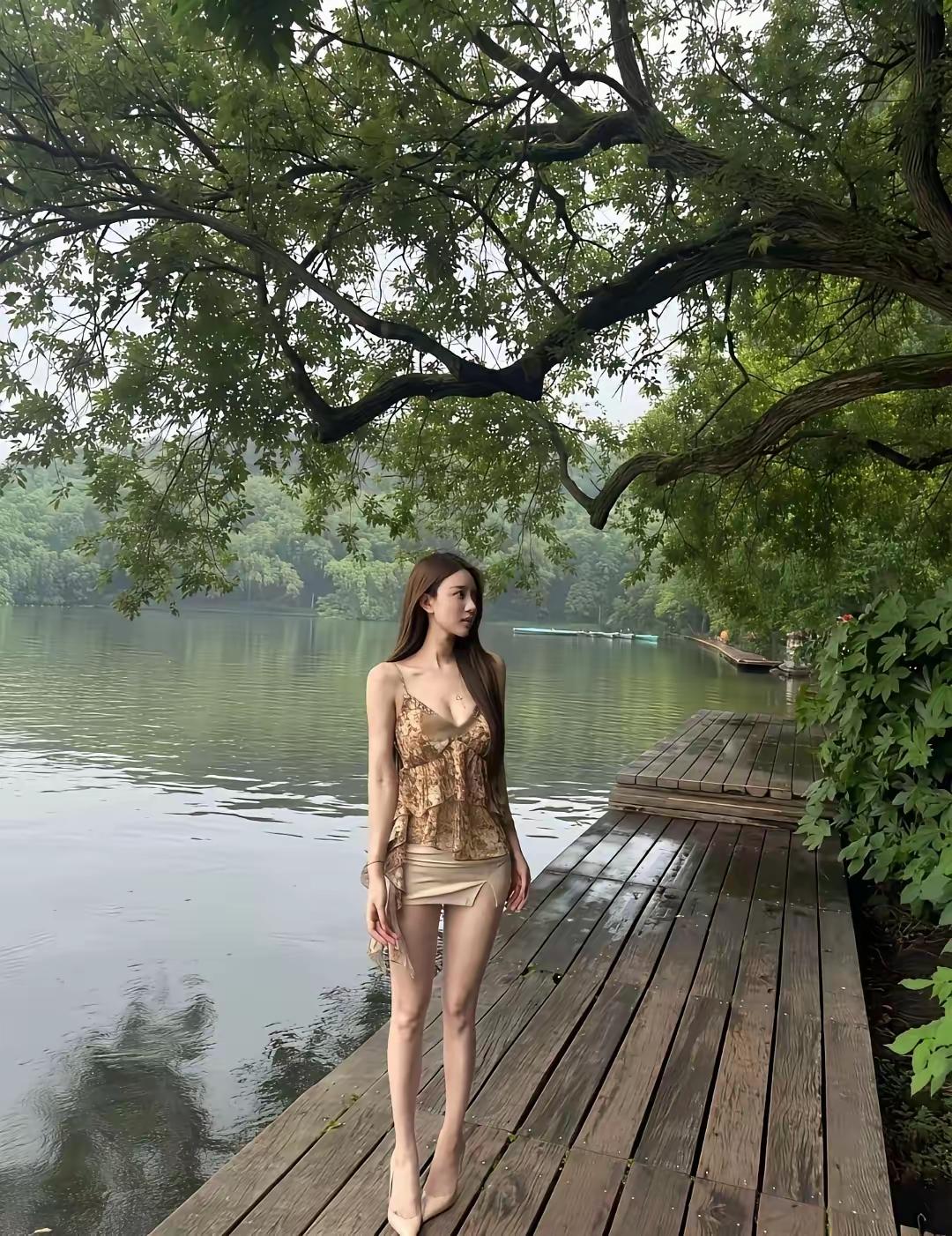貌美如花大长腿，
30多岁了就是不嫁人。
这可咋整整啊。
真是愁死父母了。
也不