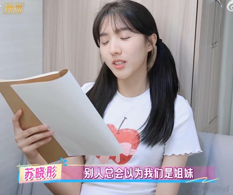 苏晓彤谈第一次去妈妈的幼儿园晓彤说，看到妈妈被孩子们围住喊“园长妈妈”时，心里那