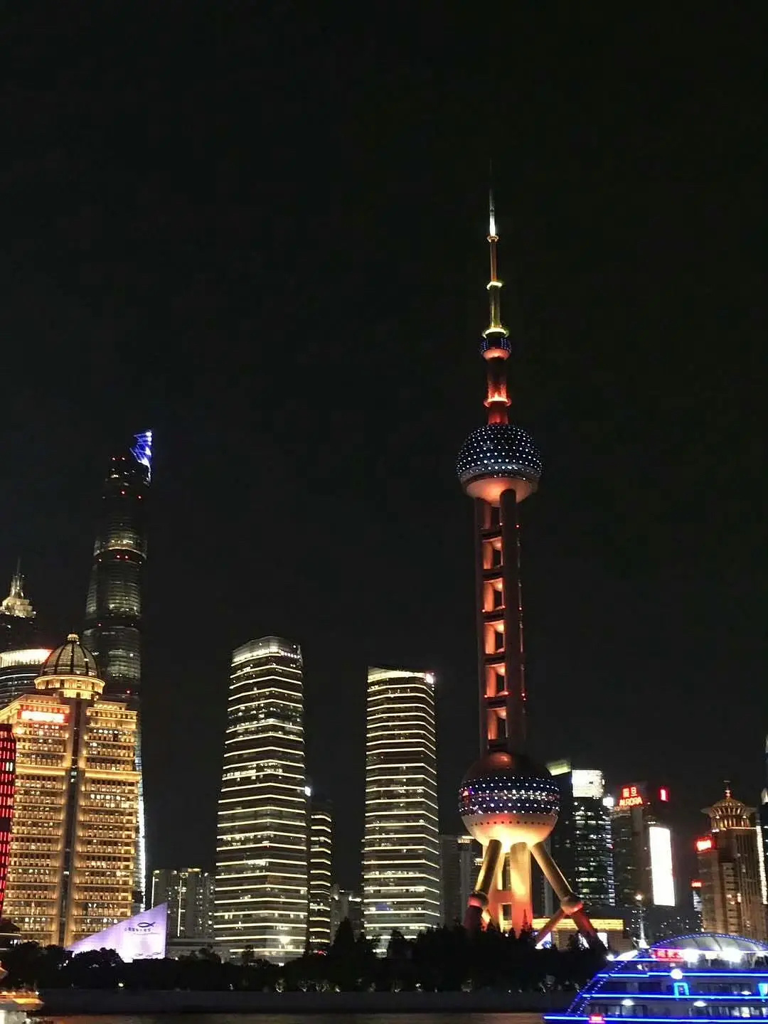 安宥真上海行 安宥真上海行打卡了武康大楼、东方明珠，还把羊肉串店送的发绳戴头上了