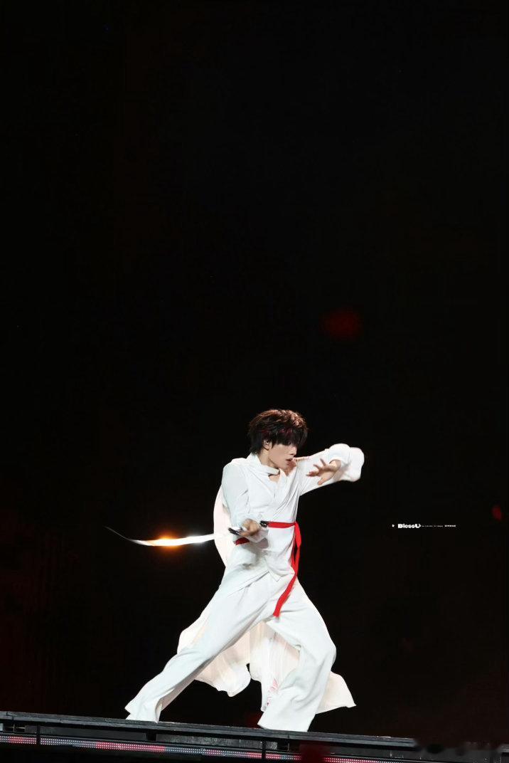 苏新皓囍神级solo谁还没被这支国风舞台惊艳到！苏新皓神级演绎《囍》，刚柔并济的