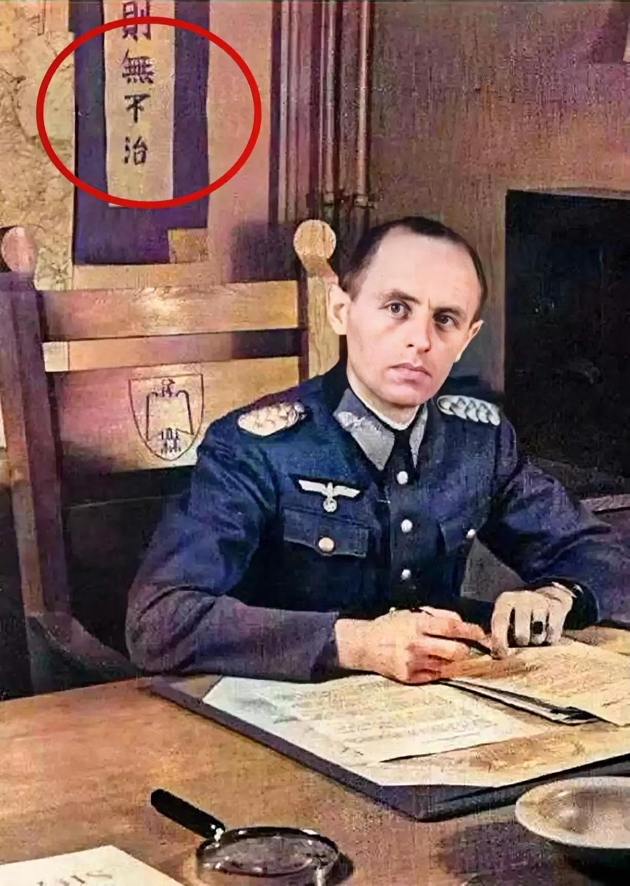 这位就是传奇的德军谍报官：莱因哈德·盖伦。他因在二战初期经常向希特勒提供悲观谍报