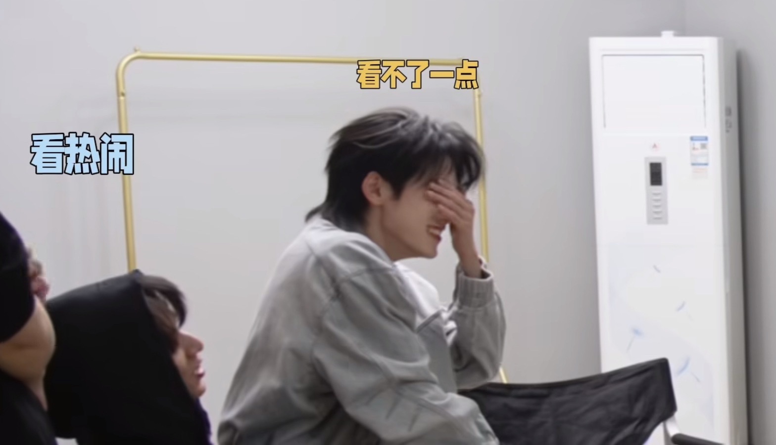 这个房间明明有两个椅子 我看是碗先坐下来 然后盆看见了 也准备坐 最开始都朝着另