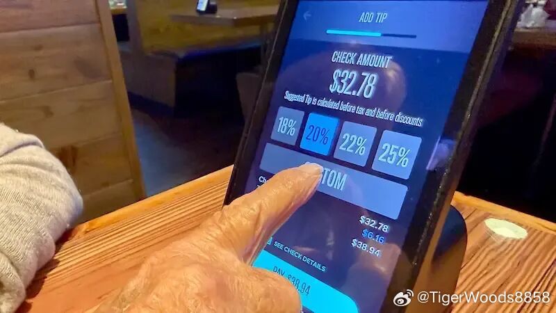 【看世界】不给小费无法点餐：在美国，去餐厅吃饭需要支付小费。可是现在都不带现金了