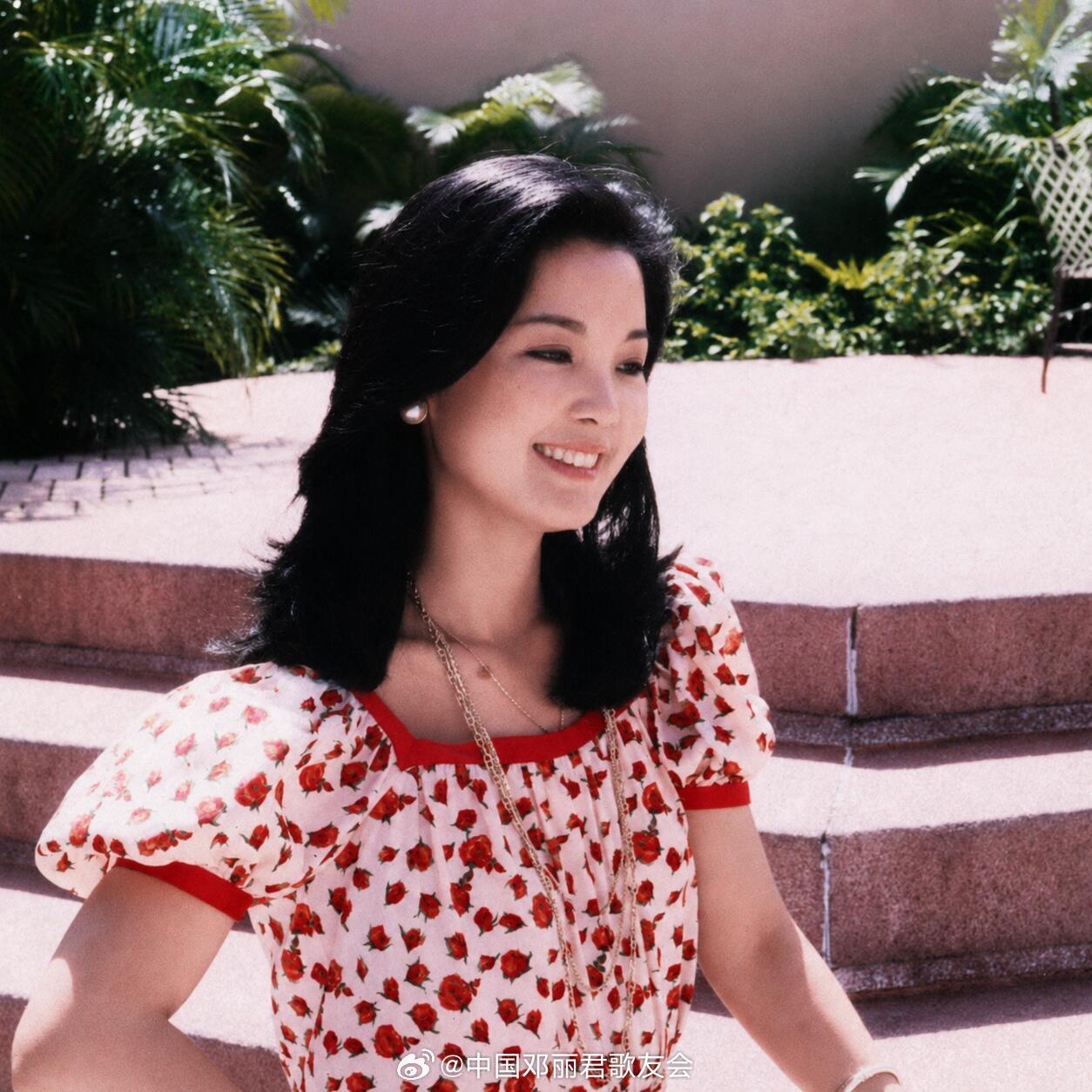 1977年8月，香港。原图为黑白，君迷上色处理。（小红书）邓丽君邓丽君[超话] 