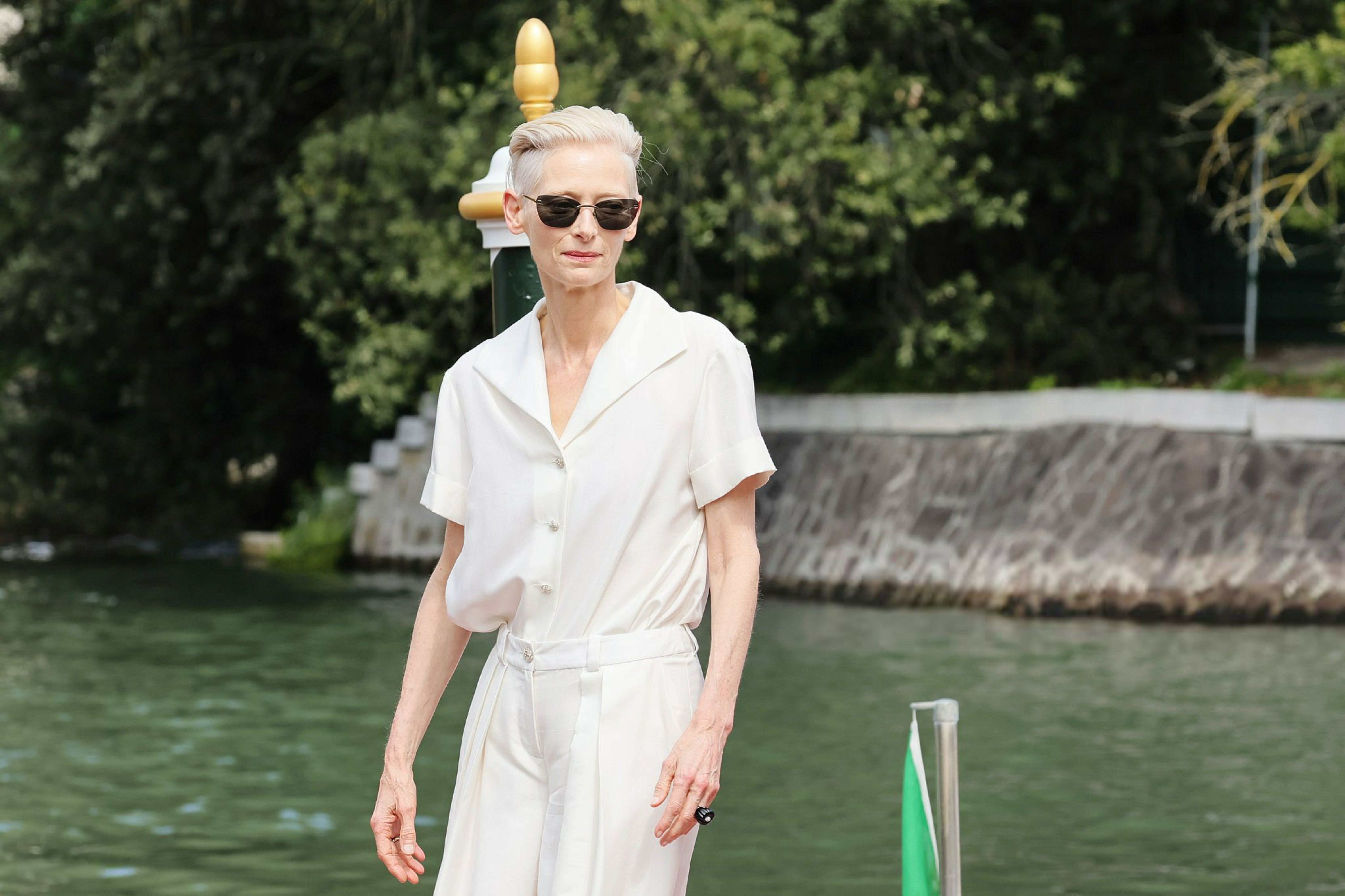 Tilda Swinton超酷新造型亮相第82届威尼斯电影节！[憧憬][哇][酷