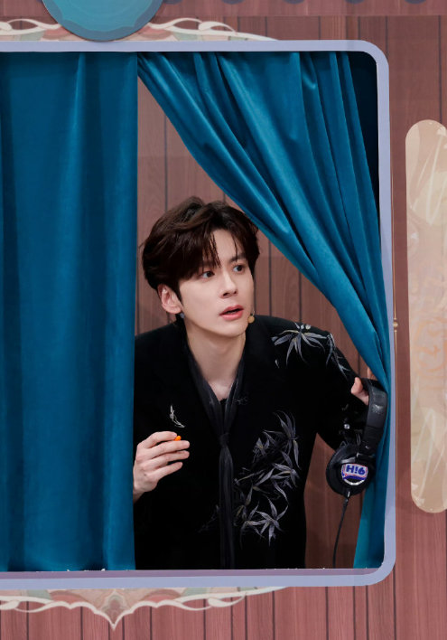 魏哲鸣起到一个标点符号的作用 你好星期六 在猜词游戏里，魏哲鸣“嗯......”