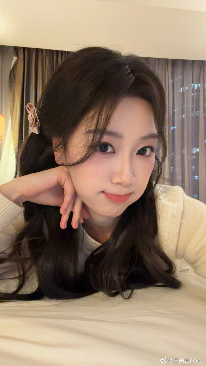 朱美吉来乘风了朱美吉乘风送考人！！！期待朱美吉和姐姐们的互动~朱美吉乘风送考人 