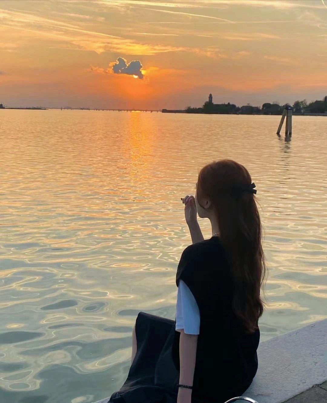 我觉得在恋爱里最能打动我的，从来都不是他送了什么贵重的礼物，也不是他突然搞个什么