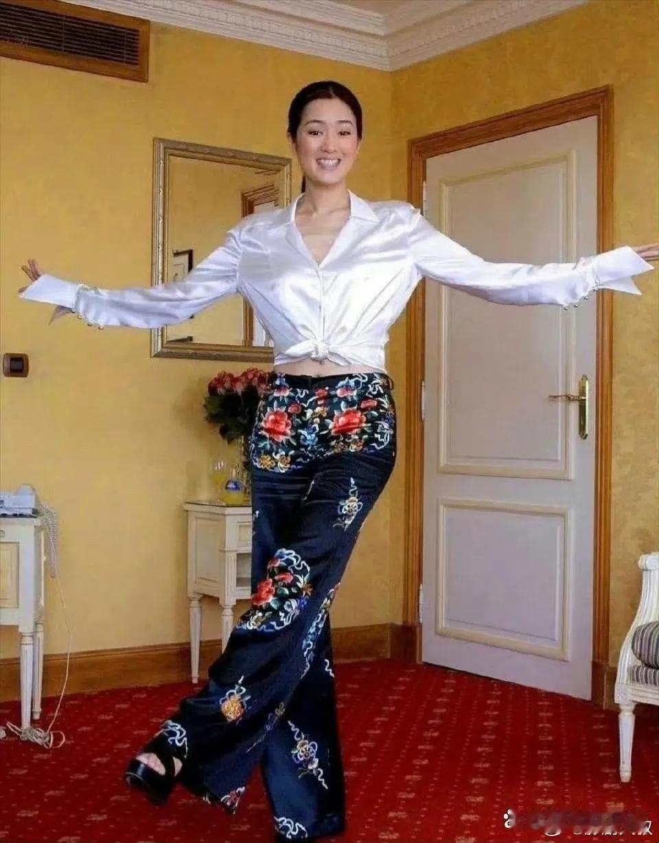 巩俐的骨架真大，但她穿上衣服后身材看起来非常匀称 ​​​巩俐风韵犹存 巩俐真美 