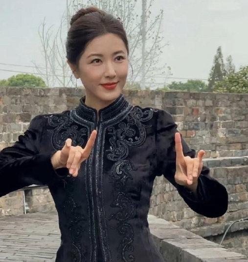 曾黎晒了自己40年前后的对比照，自然老去可比瞎折腾医美看着舒服多了！