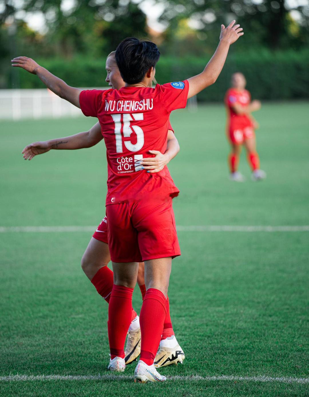 #中国女足[超话]#  第戎女足2-0兰斯女足 中国球员吴澄舒首发出战打入一球 