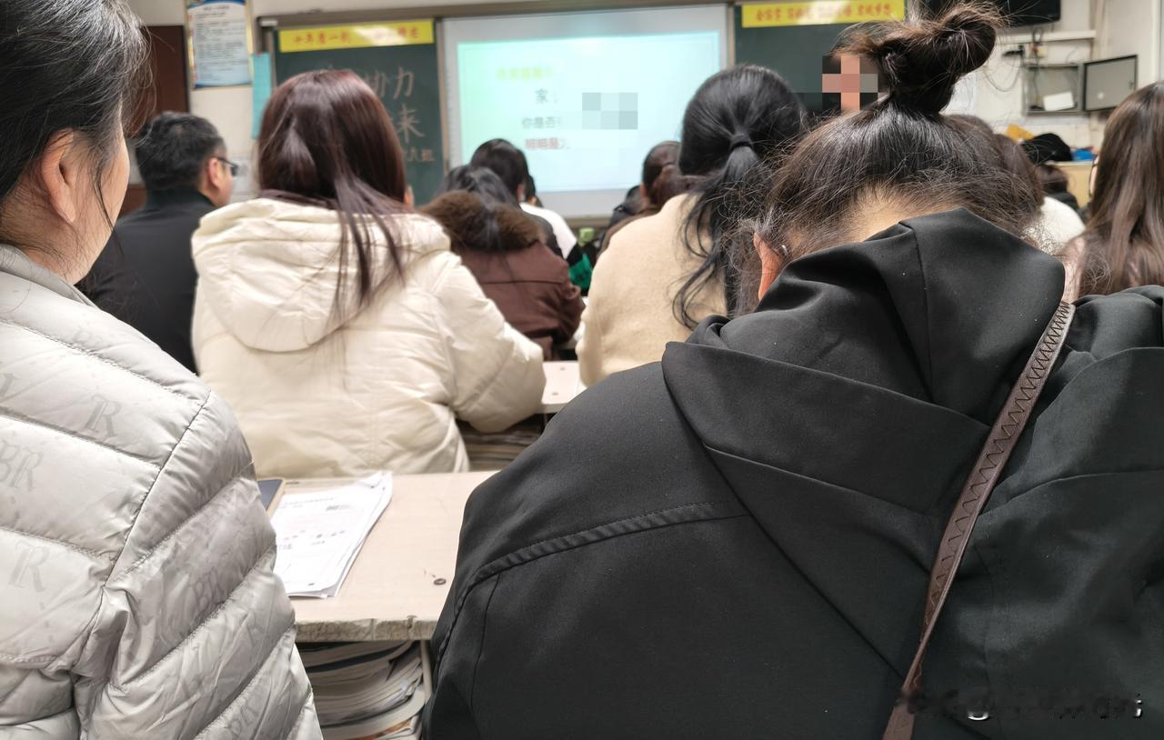 今天去学校参加家长会，大家有没有跟我一样，开家长会跟上课铃响了进办公室似的，心脏