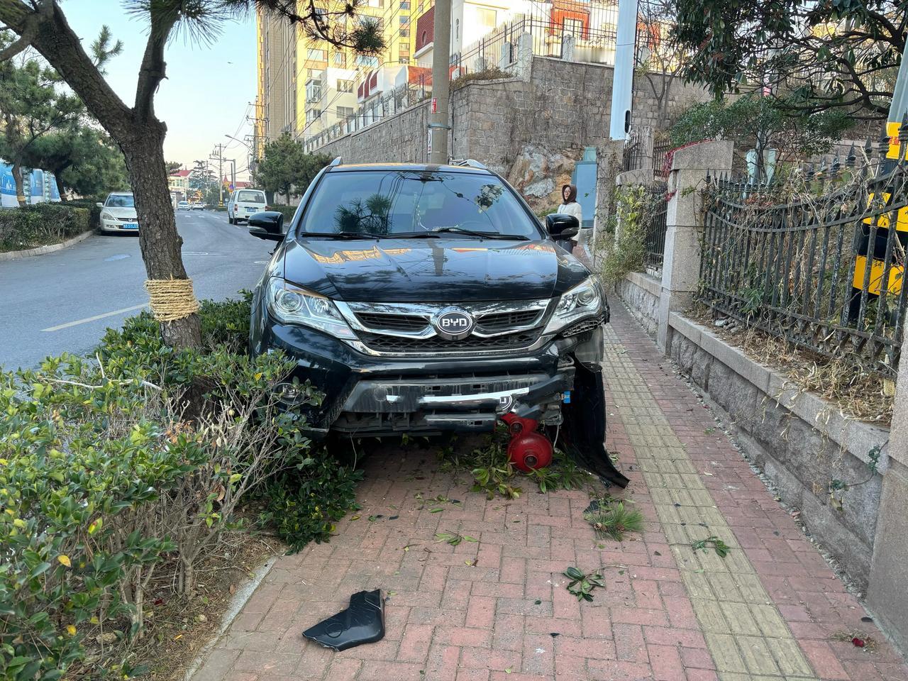 一大早，彰化路就发现这个景象，看来昨晚上出的事，幸好没路人吧？