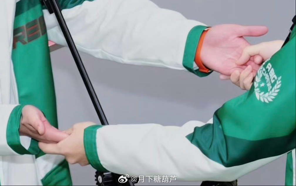 王橹杰把穆祉丞拉过来这手红的，熟透了吗？🩷🩵橹穆 99 