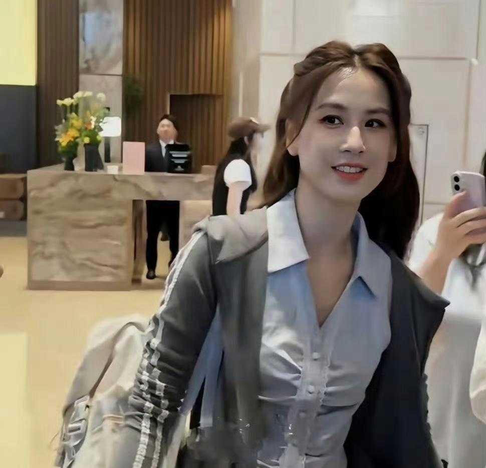 离婚后的黄圣依，状态像换了个人，完全就是女大学生既视感，直接回到巅峰了！