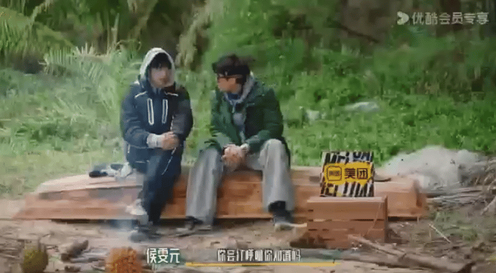 #侯雯元曝刘耀文睡觉踢人#刘耀文：我寻思，我室友也妹有和我说啊 ​​​