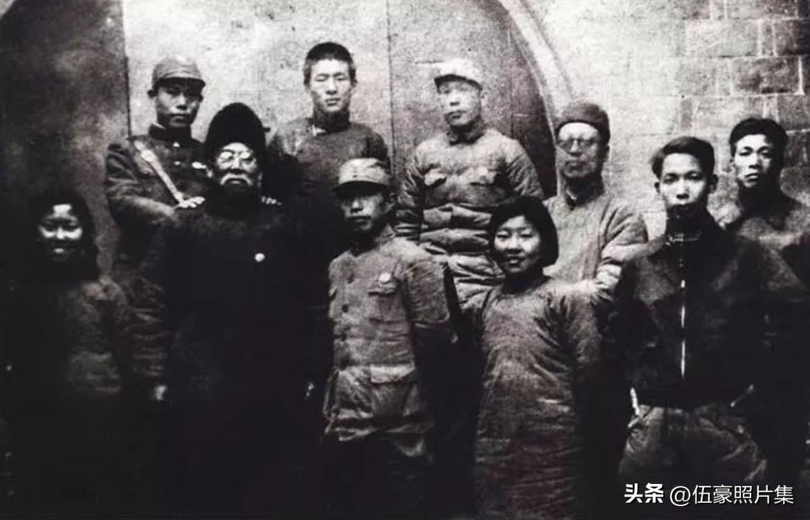 1938年，谢觉哉、伍修权、彭家伦等在八路军驻兰州办事处与文化人士合影。后排左二