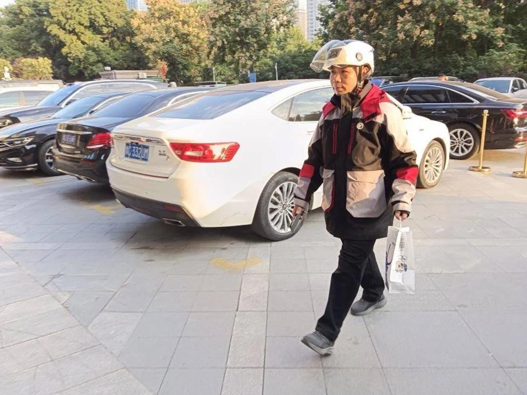 快递员也能兼职送外卖了？“01D”试点上线背后藏着共赢逻辑

近期推出的01D试