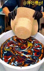 你说你吧，一顶平平无奇的草帽扔进染缸里捞出来，上面的纹路竟然能美成这样，你敢信？