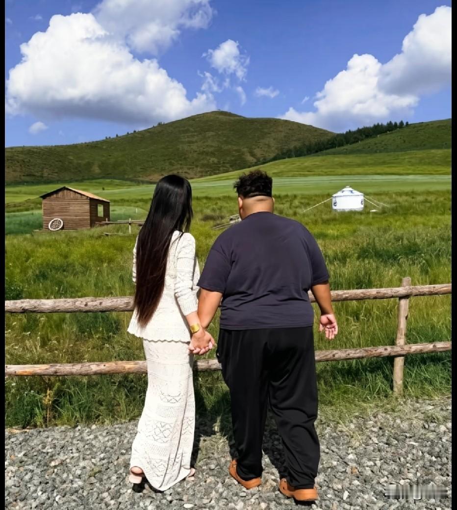大哥，我想知道这个大金镯子多少钱？让我们死心