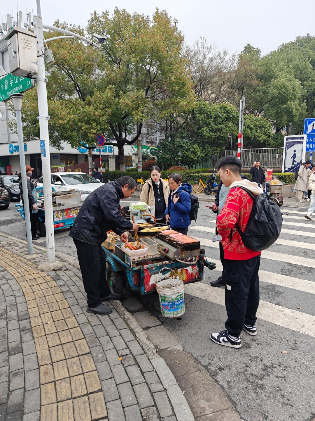 我以前很喜欢吃，这骨泥淀粉肠，曝光是真的脏，但闻着也真的香……[裂开][融化]五