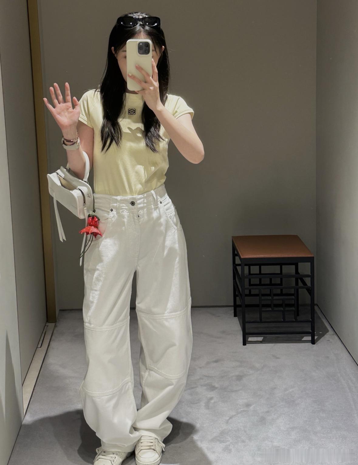 Loe*白色弯刀裤采用独特弧形剪裁，线条感超强，修饰腿型显瘦又显高！高腰设计拉长
