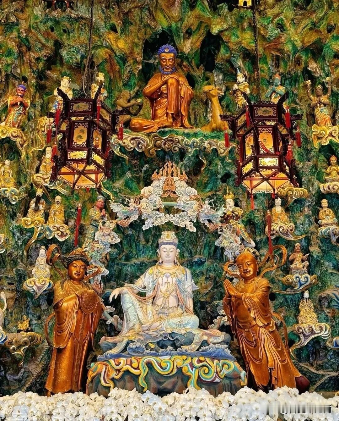 龙华寺藏着一处绝美自在观音，来过多次才偶然撞见
 
不少人去上海龙华寺，一心冲着