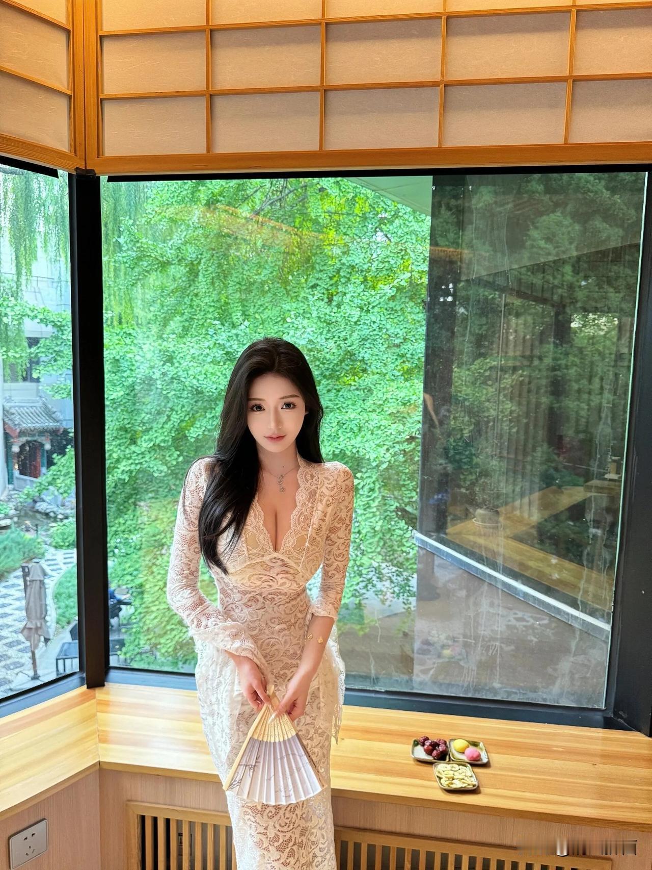 红袖添香，青丝绕指柔#红颜美女风彩# #美景如画俏佳人# #分享美图美诗# #美