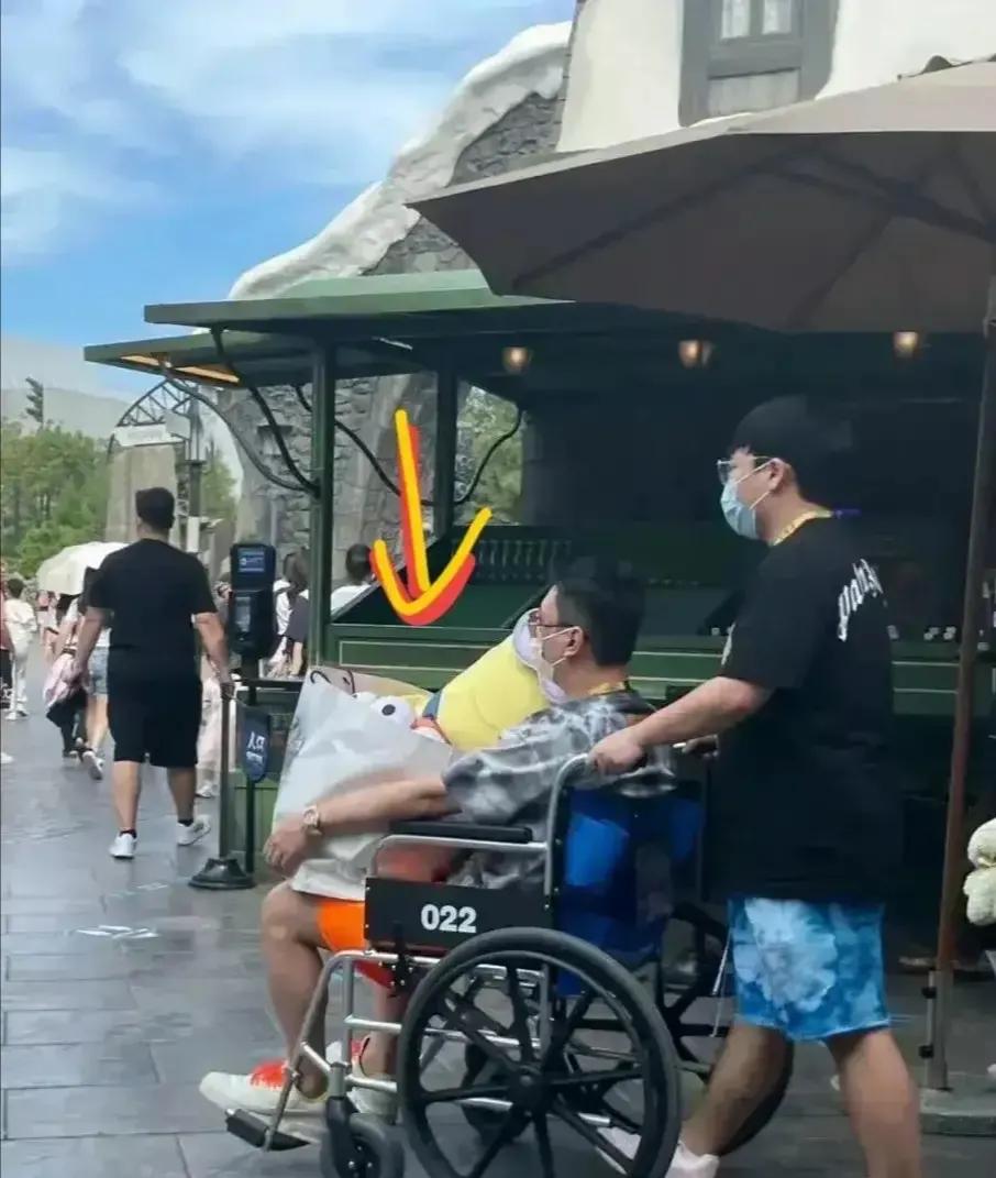 街头偶遇聪哥，他说他的偶像是詹姆斯！
直到看到下边这张图片，才明白了为什么！
原