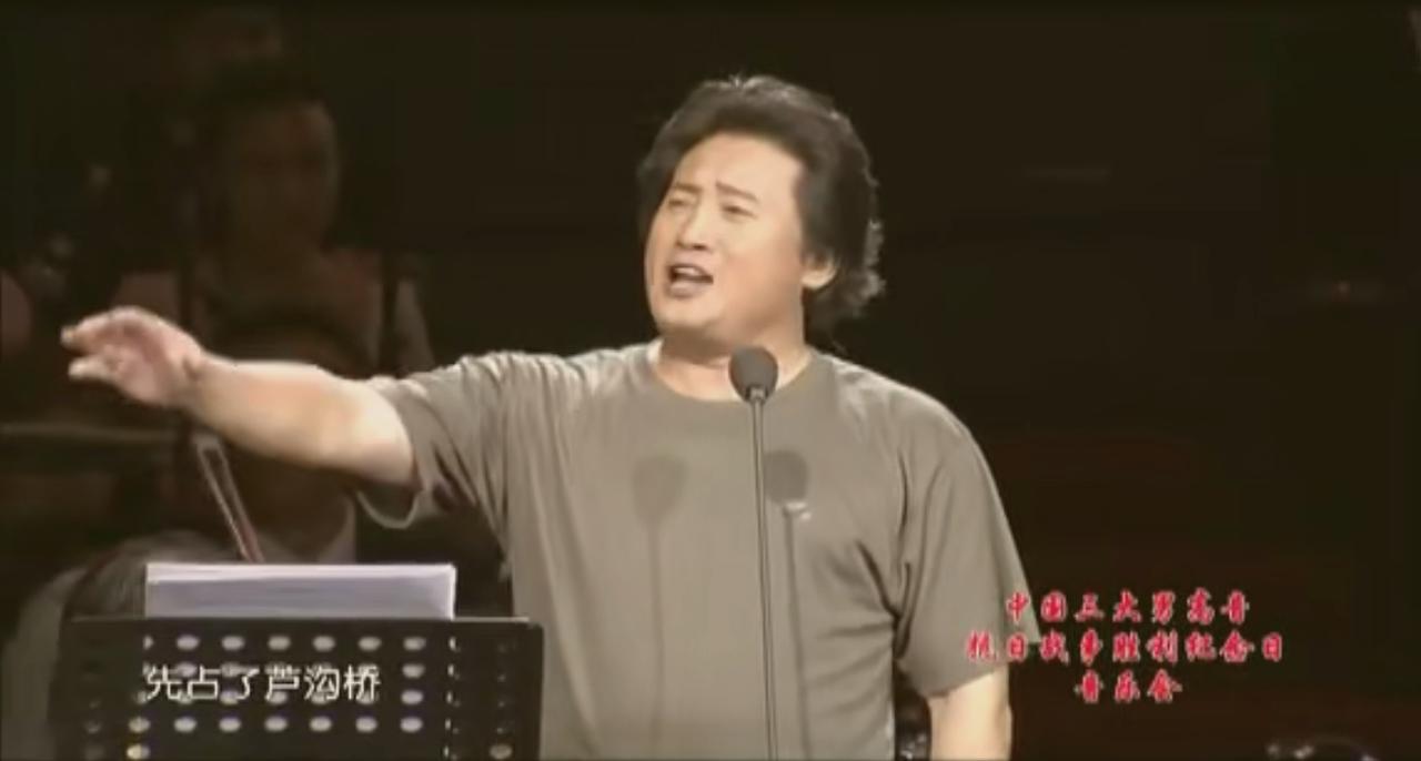 最近听到喜剧电视剧《地下交通站》的主题曲《八路军拉大栓》，曲子挺欢快的，但里面有