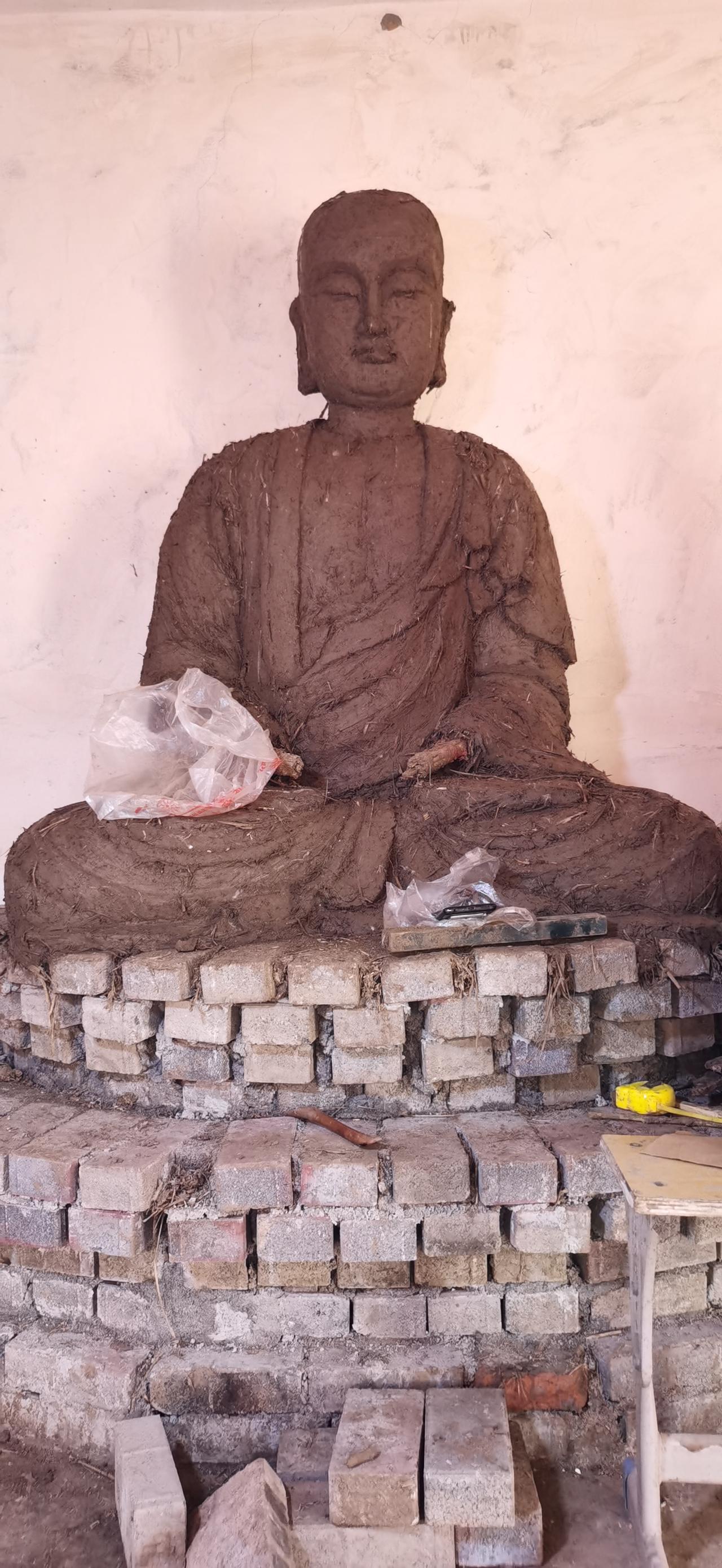 春风拂过，百花在檐下悄然盛放，泥土的气息里藏着最虔诚的心意。

我们以指尖为笔，