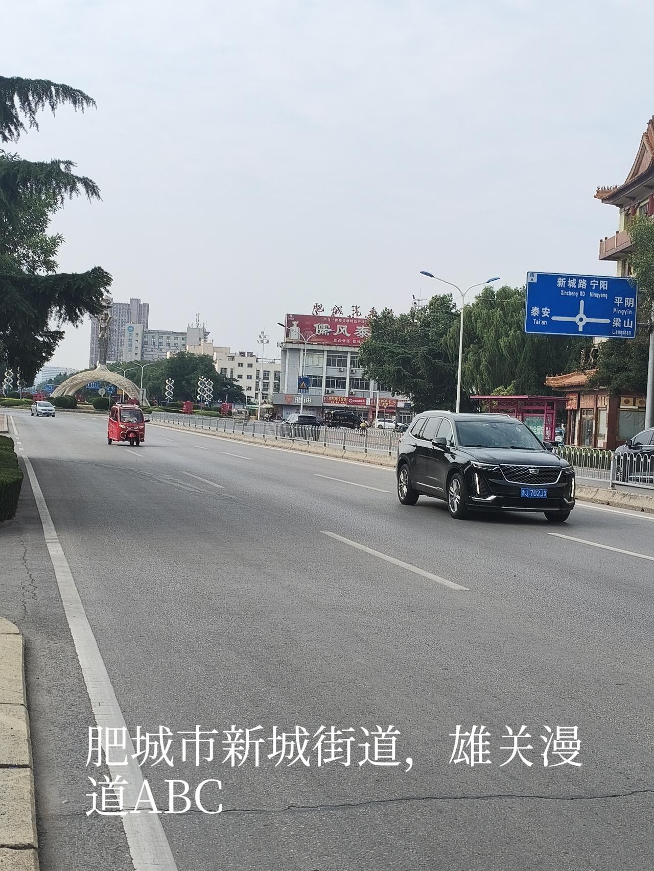 谢谢邀请：
冬寒山色淡，
夏炎湖水蓝！
头条首发