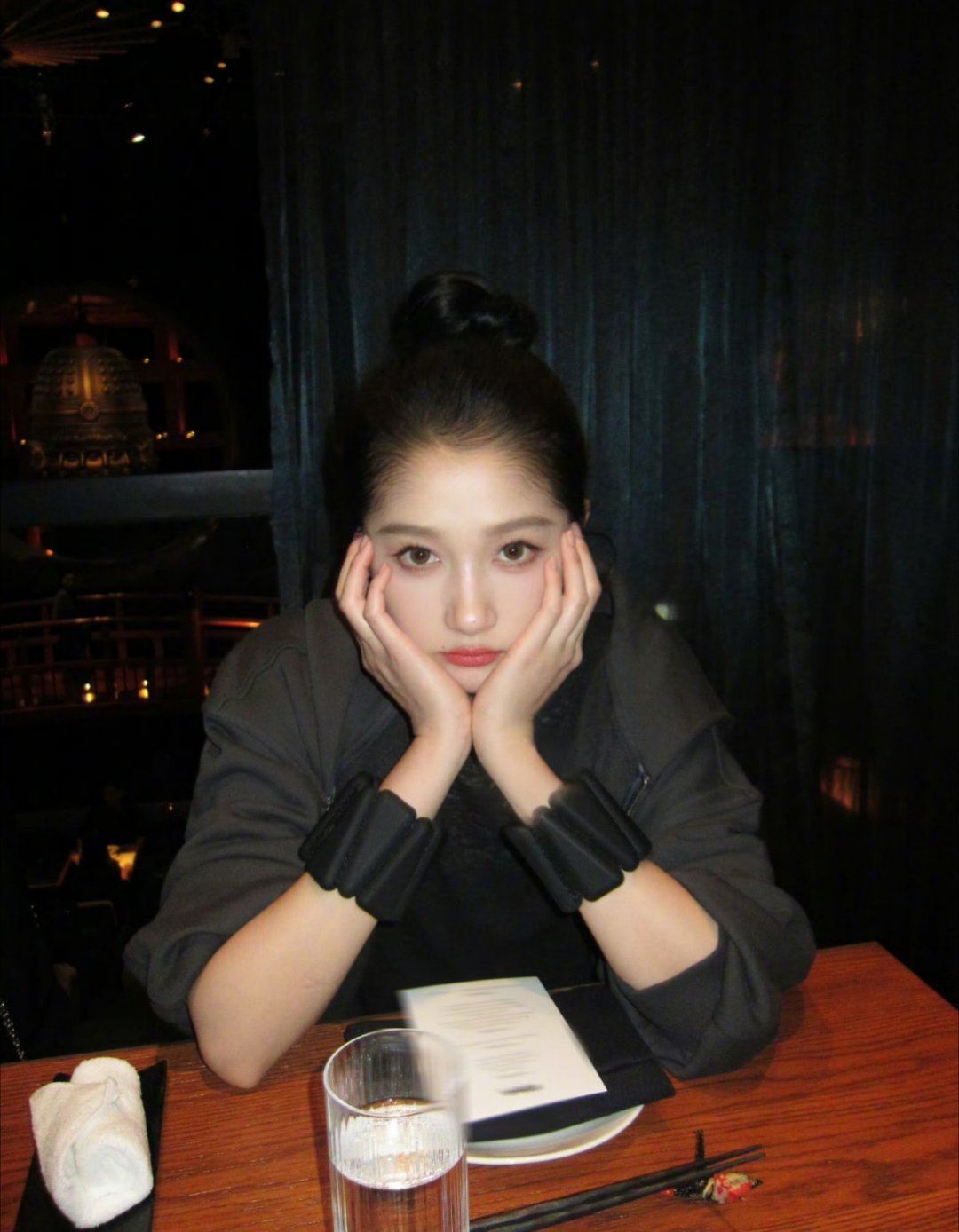 久违的关晓彤世界，宝宝下次录vlog好吗(太美了宝宝) 