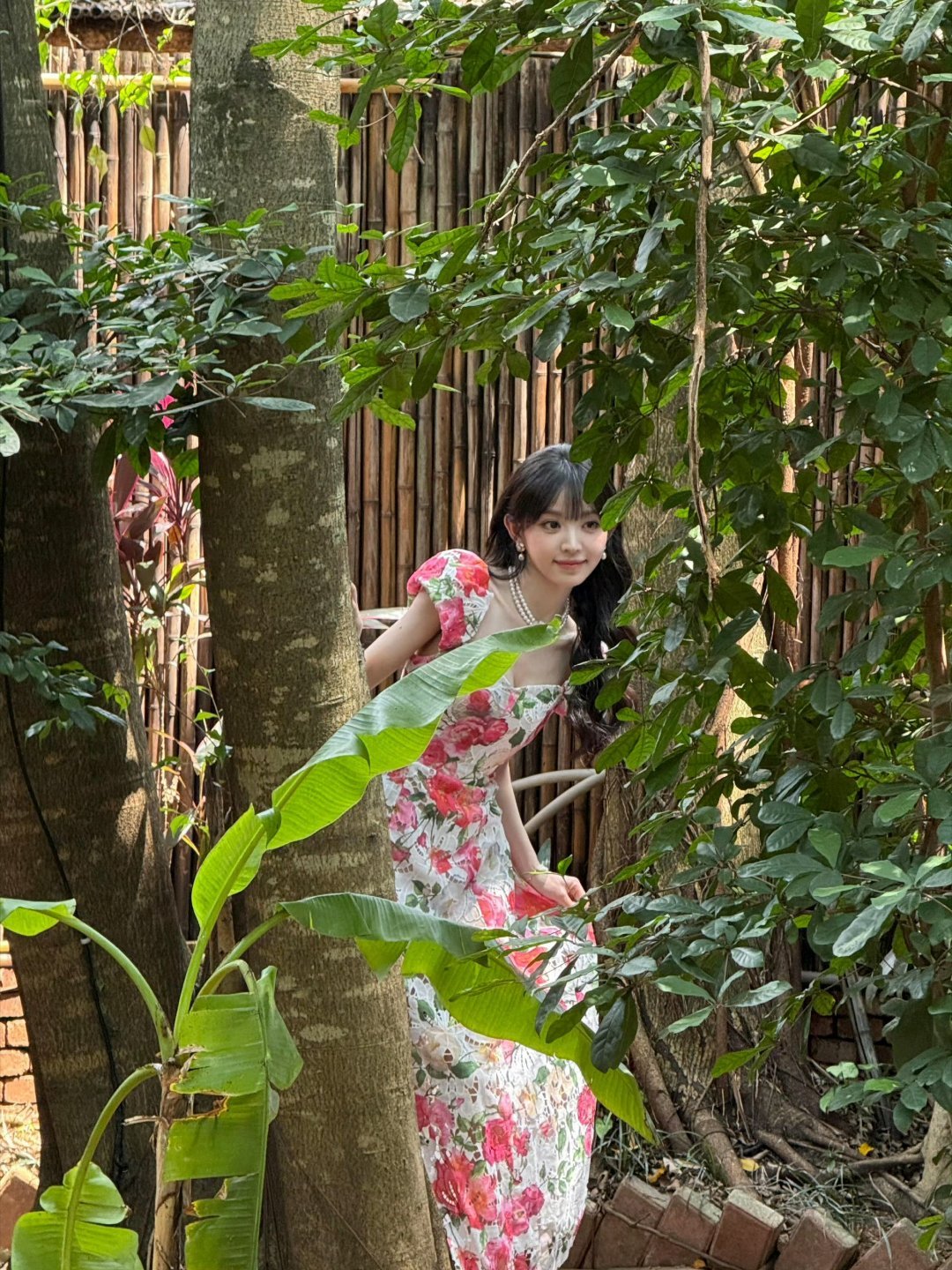 田曦薇好适合这种碎花裙，谁敢信这是偶遇的路人随手拍得，随手一拍就是大片既视感田曦
