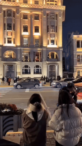 富与穷的一窗之隔[捂脸][流泪]