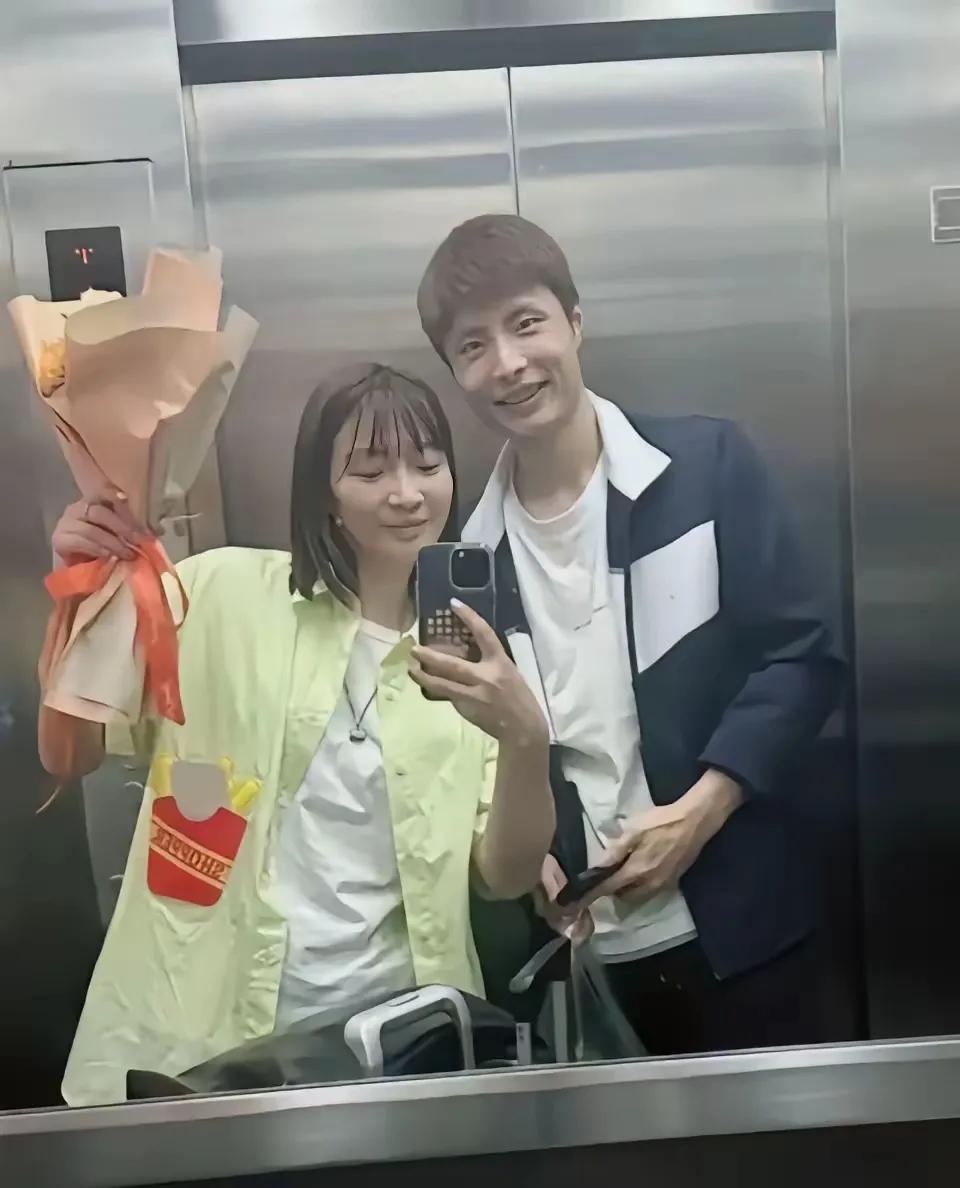 羽毛球男单世界第一石宇奇意外输球被淘汰，网友对此的分析是因为黄雅琼。黄雅琼是羽毛