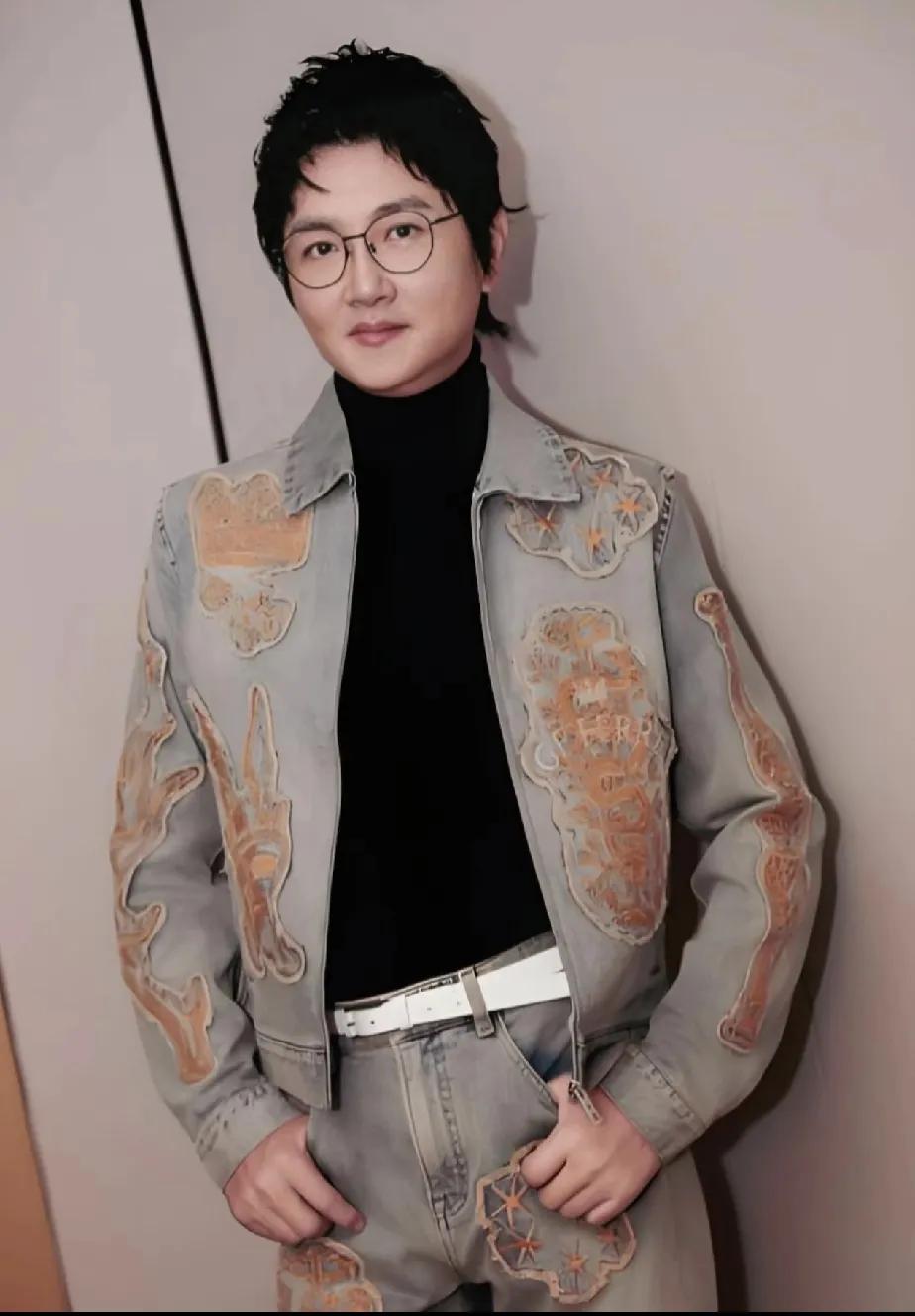 孙楠老师走起了偶像派路线，
这是新的叔圈天菜啊，
真的越来越有型了！