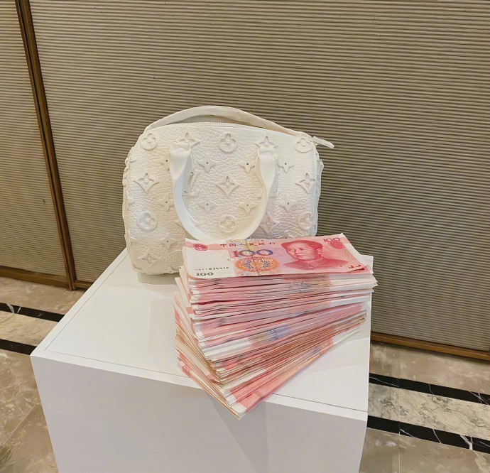 人在有钱时,钱不值钱,人在没钱时,人不值钱！ 