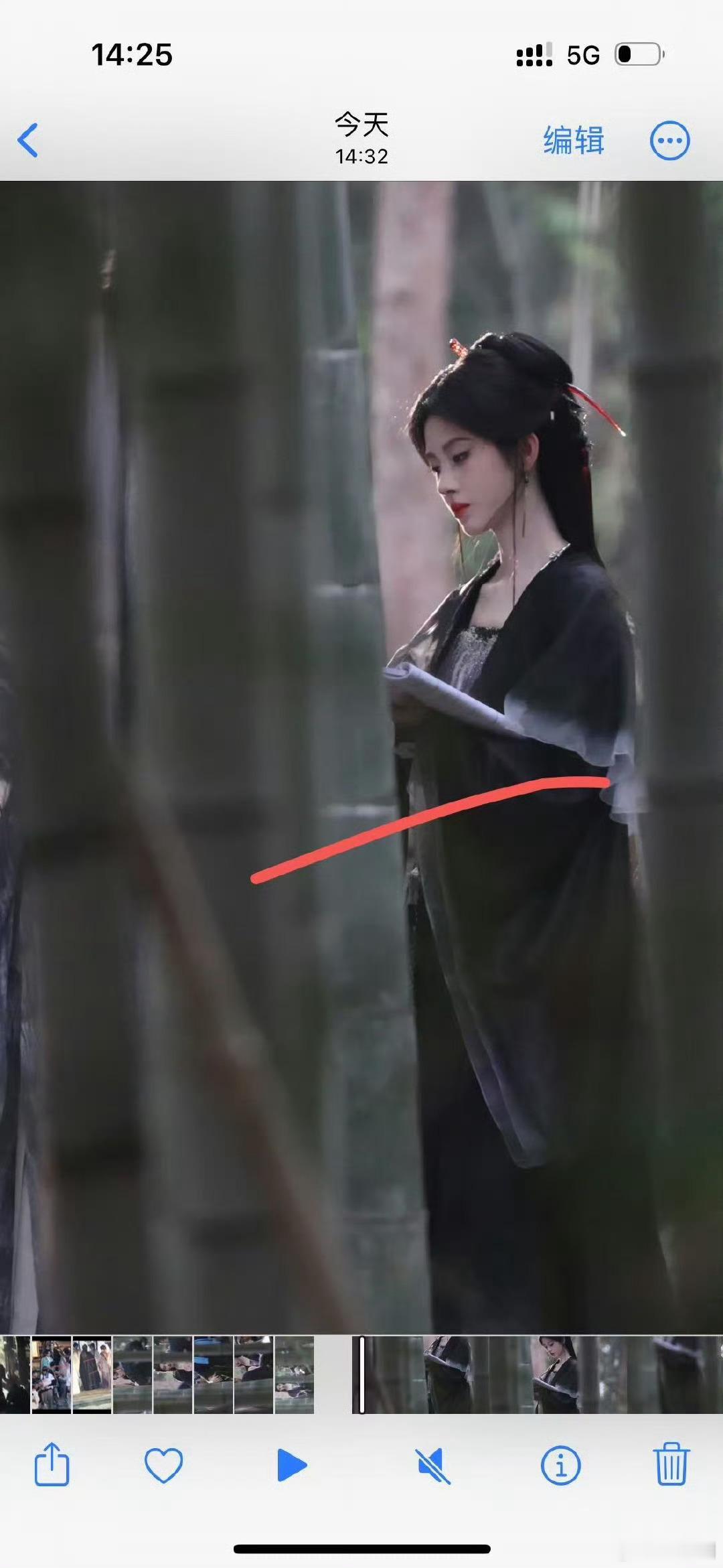 鞠婧祎今天的服饰好像是黑色的这是要开大的节奏吗 ​​​