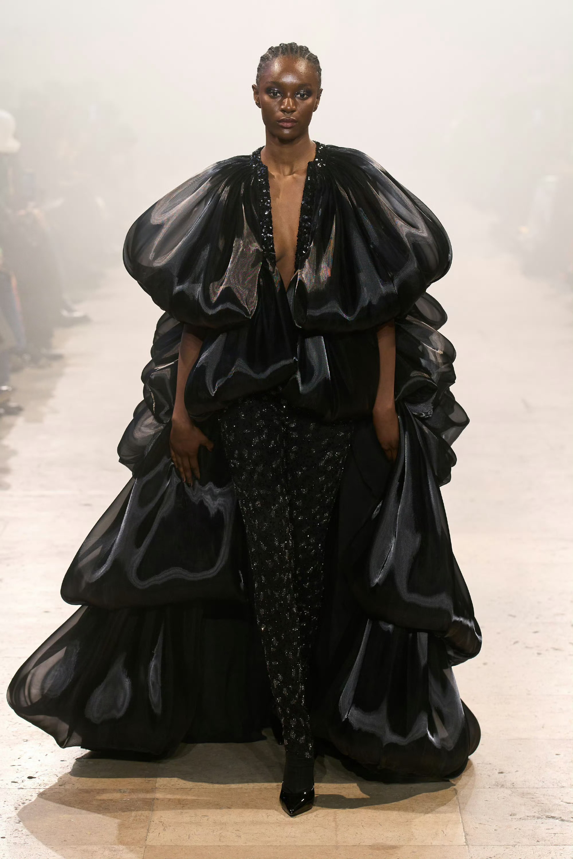 张元英红秀五月刊黑裙高定张元英红秀五月刊黑裙高定加身，张元英完全女王级别！全包眼