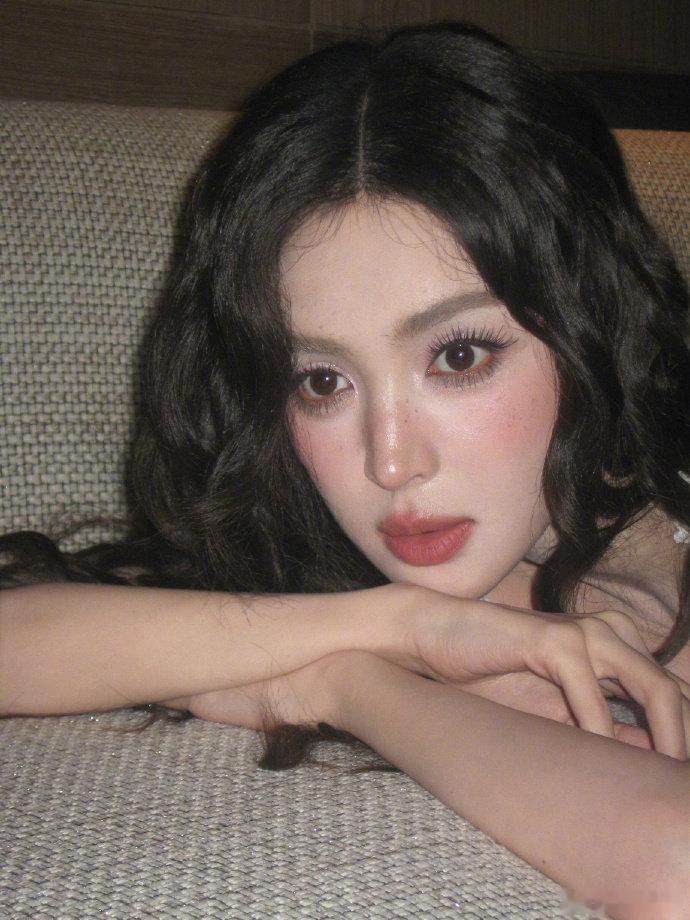娜扎送考王星越好喜欢这种温暖的互动，送考人专属陪伴，娜扎特意给王星越鼓劲，氛围感